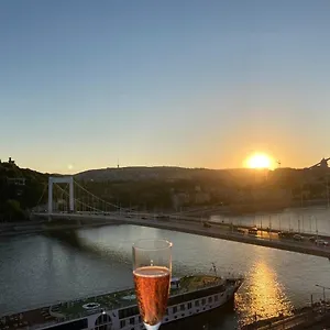 Riverside Flat With King Castle View Apartamento Budapest