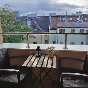 Apartment Cozy Rooftop With Balcony, Prag